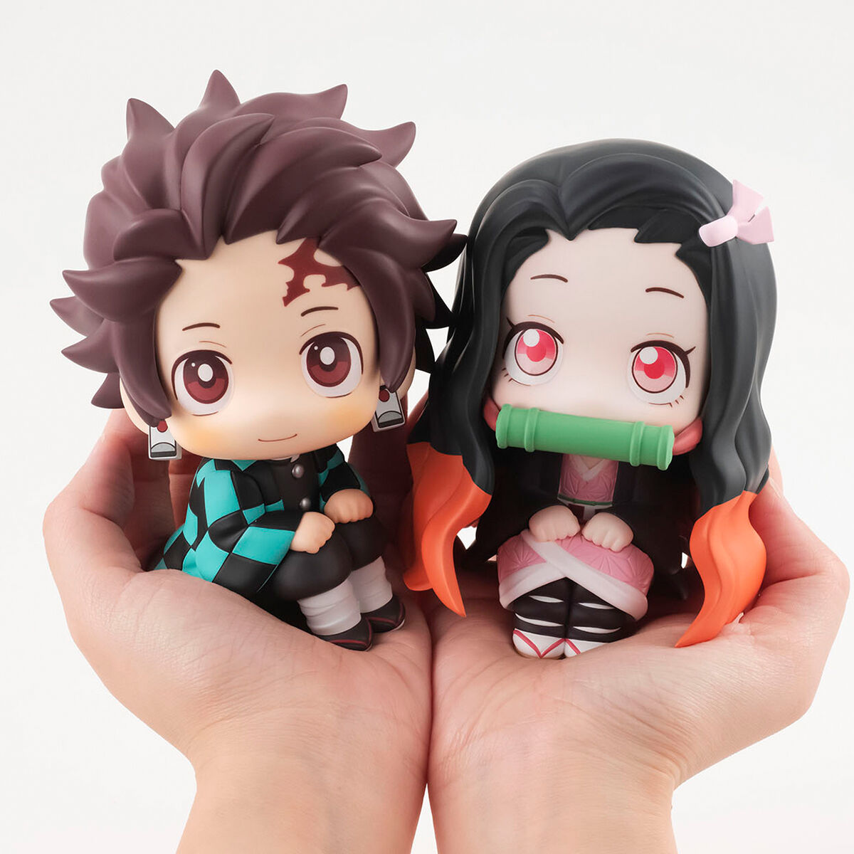 Demon Slayer: Kimetsu no Yaiba - Tanjiro & Nezuko Look Up Series Figure Set with Gift