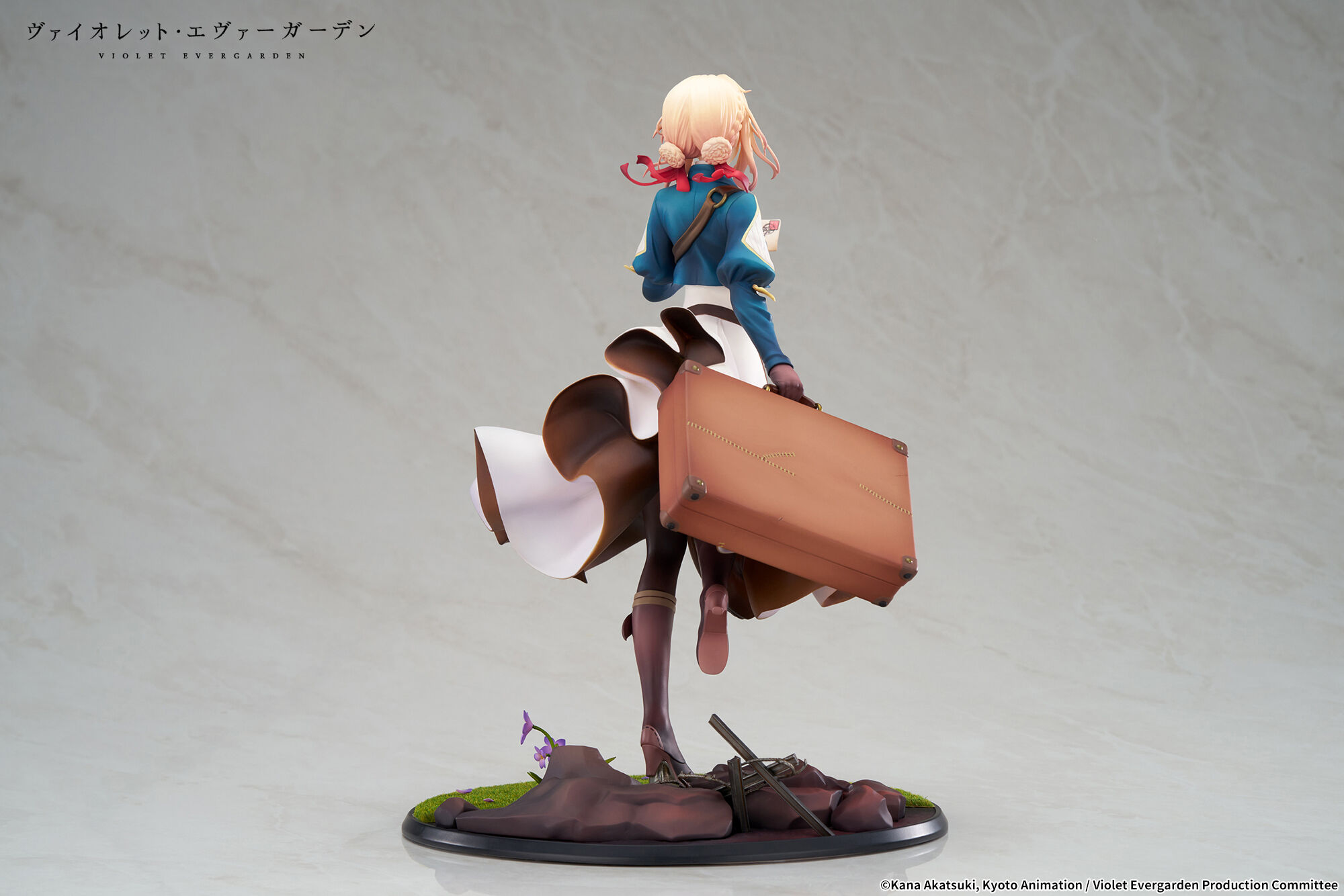 violet-evergarden-violet-evergarden-17-scale-figure-auto-memory-doll-ver-wax-set-crunchyroll-exclusive image number 4