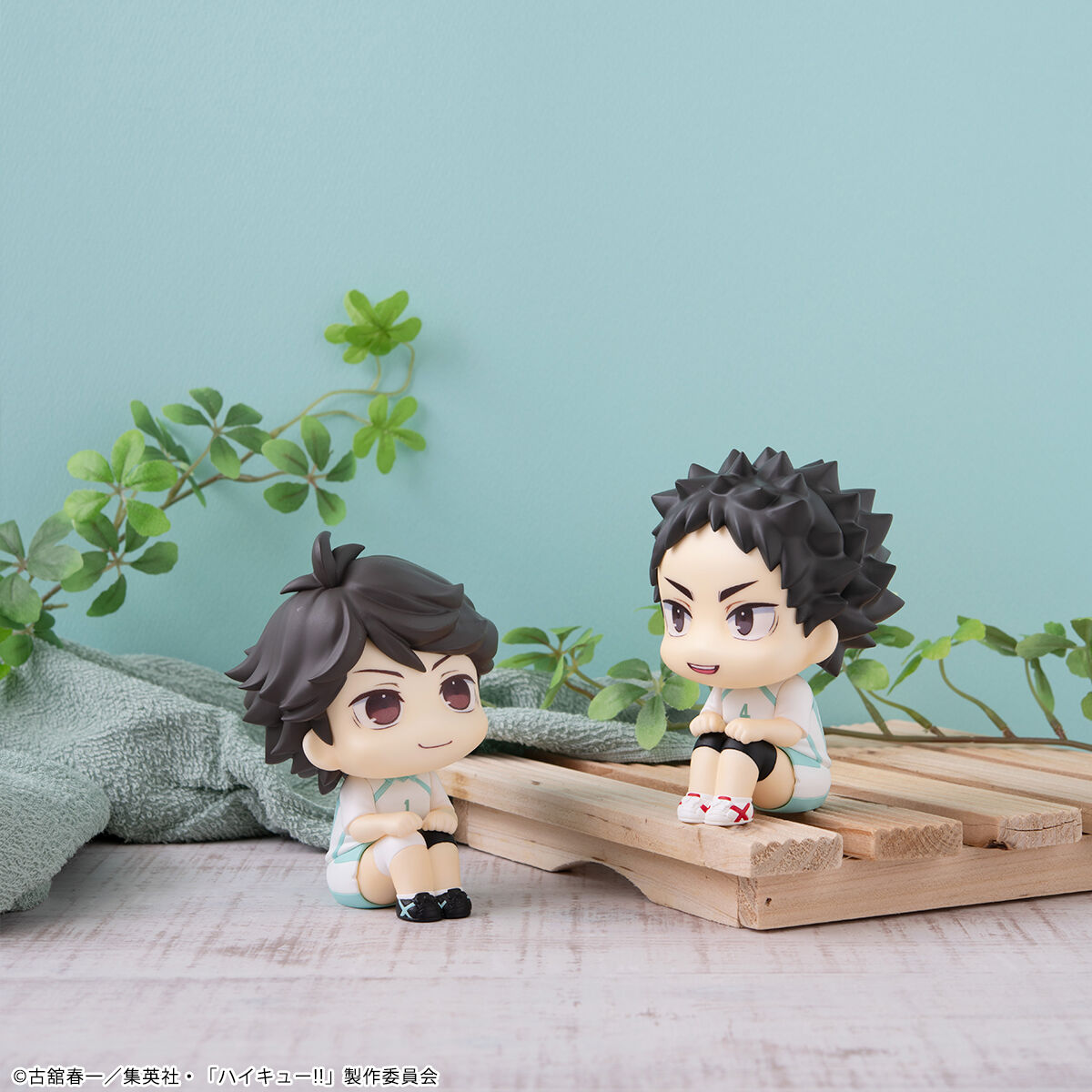 haikyu-toru-oikawa-hajime-iwaizumi-look-up-figure-set-uniform-ver-with-gift image number 3